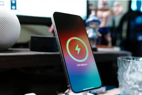 龙子湖苹果15换屏服务分享用什么充电器给iPhone15充电更好 